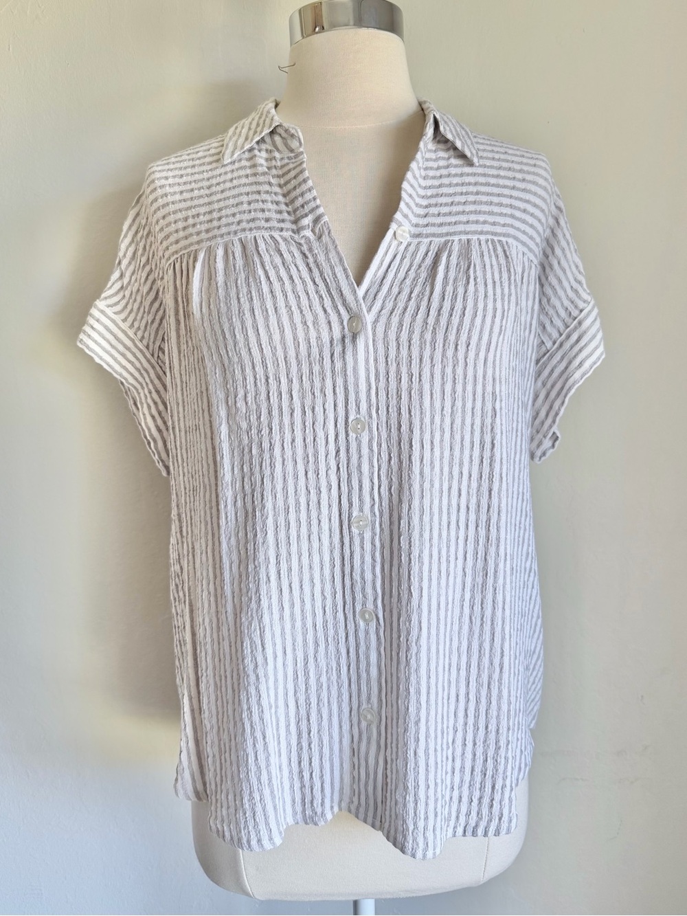 Jane & Delancey Lightweight Textured White & Gray Striped Button-Up Top Sz S NWT